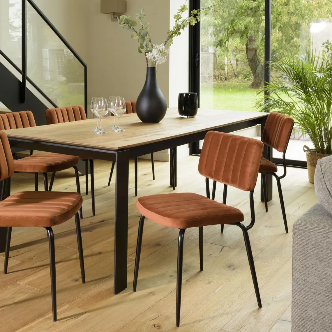Chaise velours orange pieds métal noir | 3 Suisses