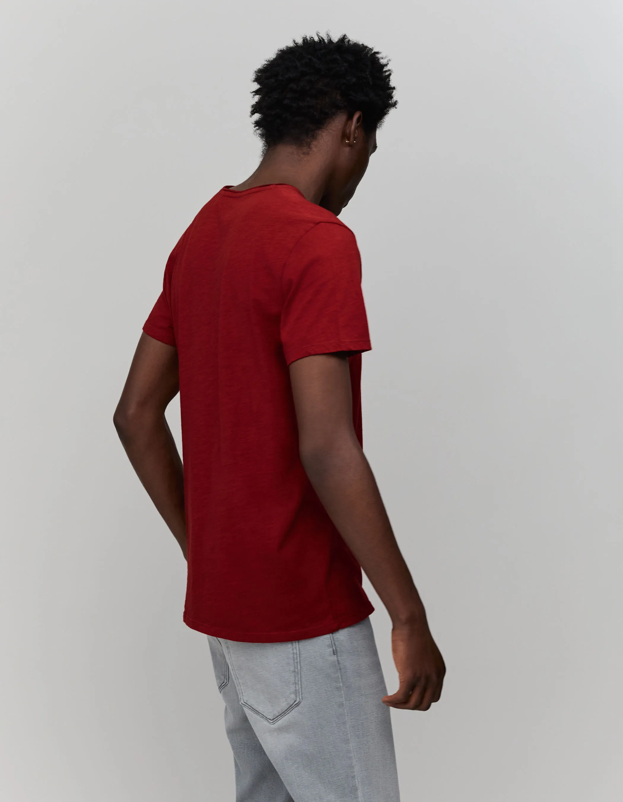 T-shirt L'Essentiel rouge foncé coton bio col V Homme